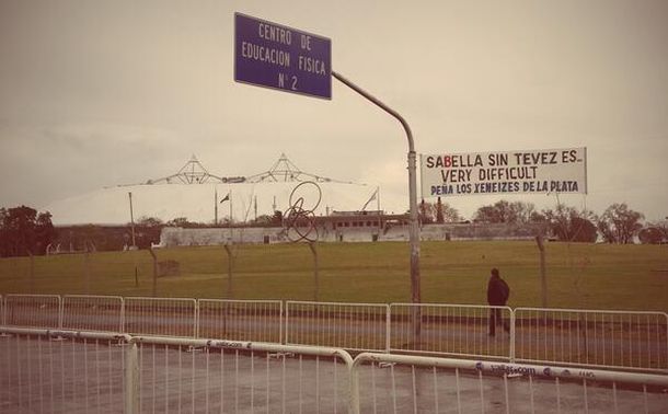 Lo siguen pidiendo: la gente reclamó por Tevez en el Único de La Plata