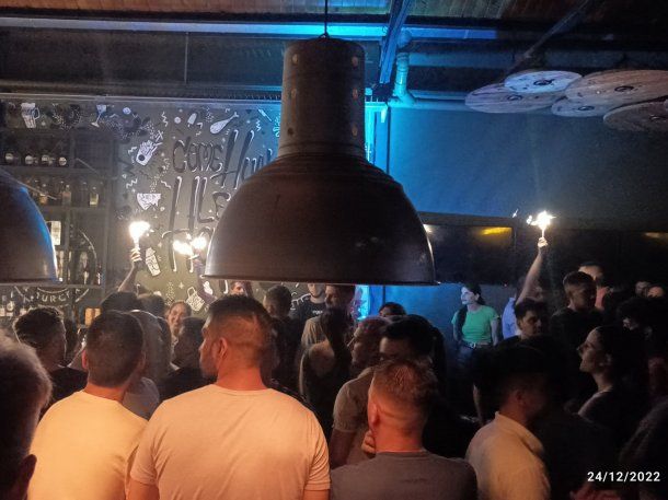 Casi un Cromañón: prendieron bengalas dentro de un boliche cerrado con llave