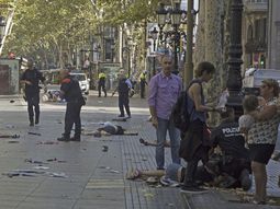 Un atentado en Barcelona dejó al menos 13 muertos Un atentado en Barcelona dejó al menos 13 muertos