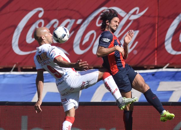 Barrales y Angeleri luchan por el balón