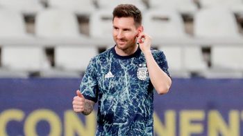 A Messi le va a quedar pintada: se filtró la nueva camiseta pre-match de la Selección Argentina para el Mundial de Qatar 2022. A Messi le va a quedar pintada: se filtró la nueva camiseta pre-match de la Selección Argentina para el Mundial de Qatar 2022.