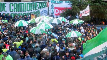 camioneros acordo una suba del 33% y suspendio el paro camioneros acordo una suba del 33% y suspendio el paro
