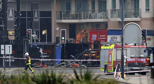 Cayó un helicóptero en el centro de Londres: 2 muertos y 9 heridos