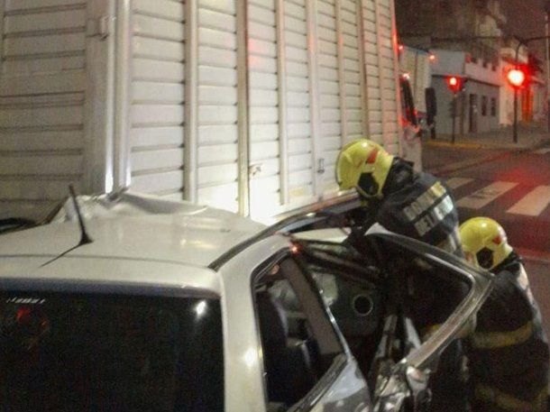 Fuerte choque en Flores: un auto se incrustó en un camión