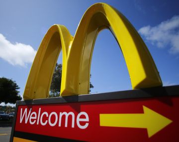 McDonalds acepta abrazos  en lugar de plata