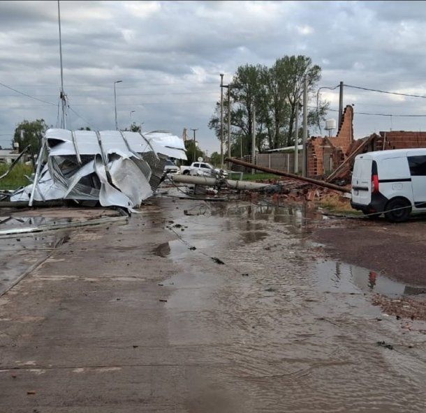 Destrozos y cortes de luz en la Provincia de Buenos Aires por un fuerte temporal