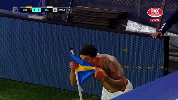 El verdugo en la Bombonera festejó el gol de Talleres besando el banderín de Boca