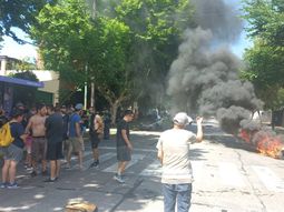 video: trapitos se enfrentaron a la policia frente a la intendencia de quilmes video: trapitos se enfrentaron a la policia frente a la intendencia de quilmes