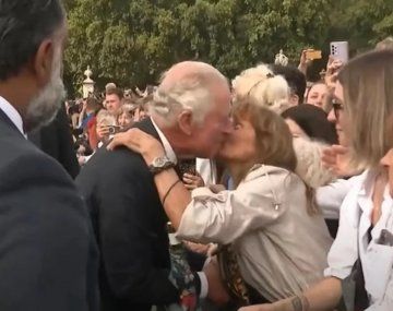 Reino Unido: una mujer rompió el protocolo y besó al rey Carlos III