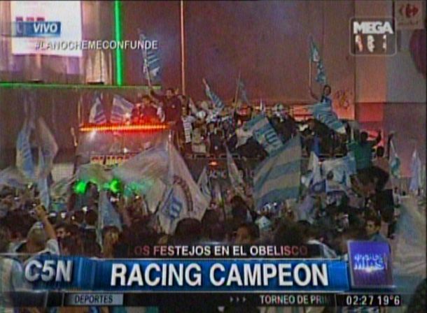 Miles de hinchas de Racing celebraron el título en el Obelisco porteño