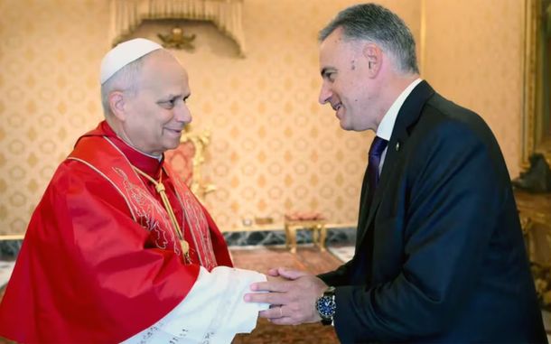 León XIV junto a Yamandú Orsi. León XIV junto a Yamandú Orsi.