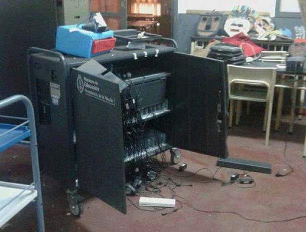Una escuela de La Plata fue asaltada por delincuentes que destrozaron el edificio y se llevaron hasta la vianda de los nenes.