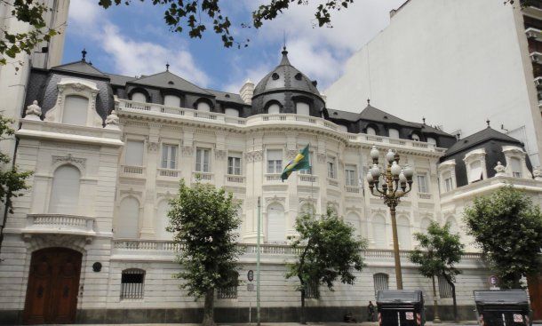 Tensión en la Embajada de Brasil: una persona atrincherada