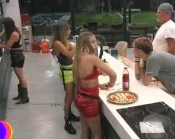 ¿Se rompió el aislamiento? Julieta aseguró que un camarógrafo le tiró un beso