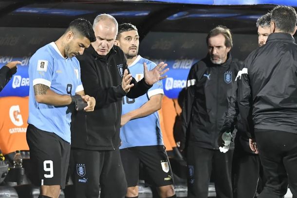 La charla entre Bielsa y Suárez que habría anticipado el retiro del goleador de la Selección Uruguay