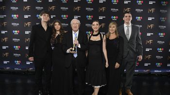 Emotivo homenaje a Enrique Macaya Márquez en los premios Martín Fierro Emotivo homenaje a Enrique Macaya Márquez en los premios Martín Fierro