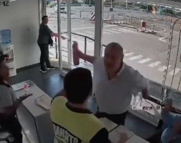 Un periodista atacó a agentes de tránsito con un matafuegos porque no pudo renovar el registro