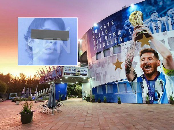 Un hombre se coló en el predio de la AFA y se sacó una foto con Messi