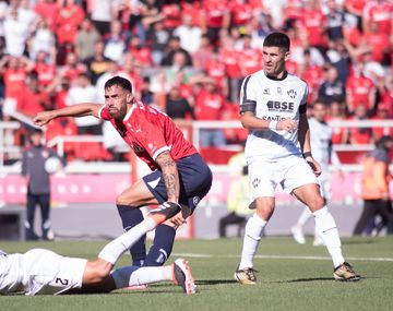 Los hinchas del Rojo se burlaron de Diego Milito y las elecciones en Racing