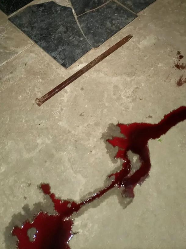 El cortafierro y la sangre de la víctima El cortafierro y la sangre de la víctima