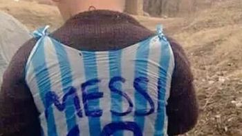 encuentran al nino que se hizo una camiseta de messi con bolsa de plastico encuentran al nino que se hizo una camiseta de messi con bolsa de plastico
