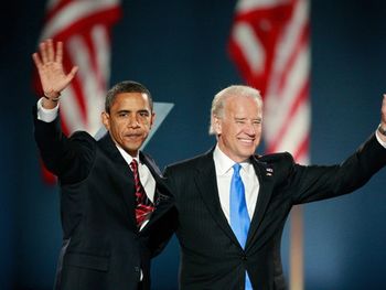 Barack Obama y Joe Biden durante un acto electoral en 2008, en Chicago. (Foto: GETTY)