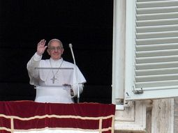 el papa rezo ante una multitud en la plaza de san pedro el papa rezo ante una multitud en la plaza de san pedro