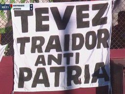 Traidor antipatria, la bandera de la hinchada de Laferrere para recibir a Carlos Tevez