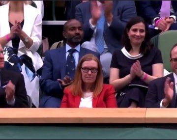 La emocionante ovación a la creadora de la vacuna de Oxford