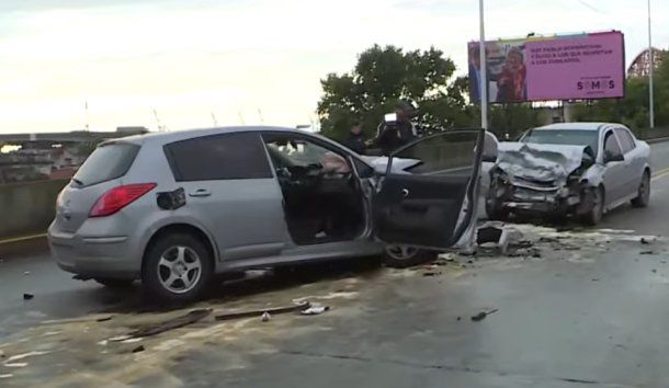 Fuerte choque entre dos autos en Puente Nicolás Avellaneda dejó cuatro heridos