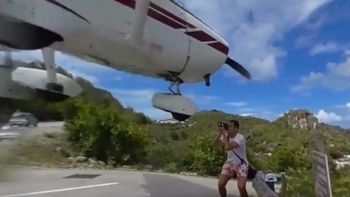 una avioneta casi choca con un turista al aterrizar una avioneta casi choca con un turista al aterrizar