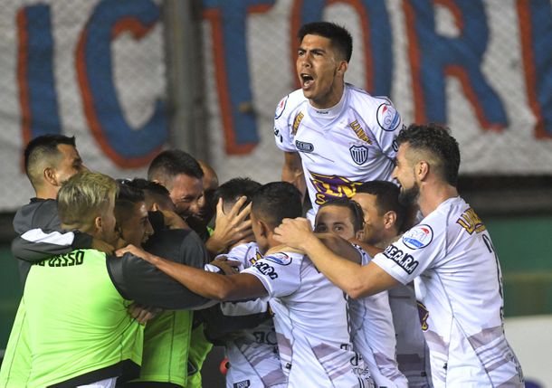 Estudiantes de Buenos Aires aplastó a Tigre