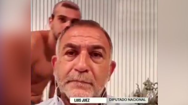El blooper de Luis Juez durante una nota por Zoom: su hijo pasó desnudo por detrás suyo