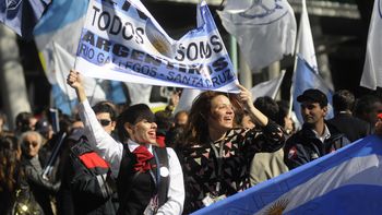 aeronauticos anuncian un paro y protestan en la costanera aeronauticos anuncian un paro y protestan en la costanera