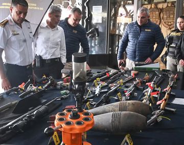 Las armas de fuego y municiones incautadas sobre una mesa durante el procedimiento de la Policía de la provincia de Córdoba.