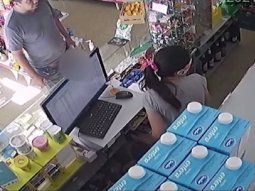 Depravado se masturbó frente a la empleada del kiosco y quedó grabado por la cámara del local