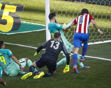 A Messi le costó hacer pie en el Vicente Calderón, pero apareció en el momento justo