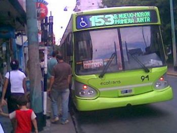 Fue violada y asaltada tras bajar del micro