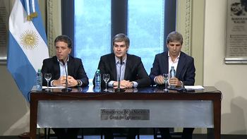 Los nuevos ministros Dujovne y caputo, junto al jefe de Gabinete Los nuevos ministros Dujovne y caputo, junto al jefe de Gabinete