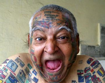 El hombre bandera tiene 500 enseñas tatuadas en el cuerpo
