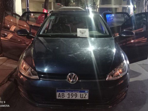 Ocurrió en Palermo. Los delincuentes se colgaron del primer piso para llegar al segundo de un edificio.