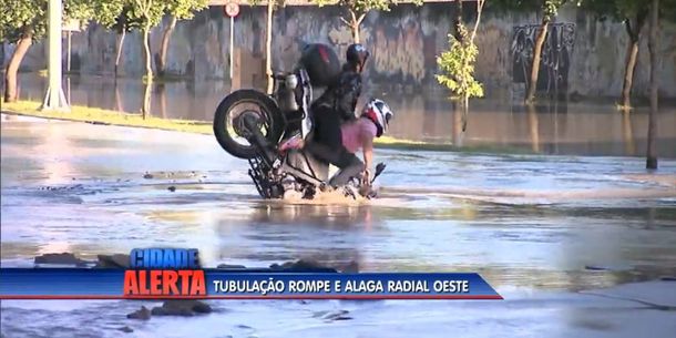Quiso pasar por un lugar inundado y cayó en un pozo con la moto