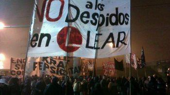Trabajadores de la autopartista Lear protestan por 100 despidos. Trabajadores de la autopartista Lear protestan por 100 despidos.