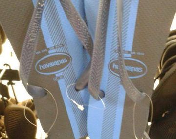 {altText(Las ojotas de la polémica, ¿de qué color son?,Para combinar con #TheDress: ¿De qué color creés que son estas ojotas?)}