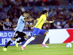 La escapada de Neymar ante Maxi Pereira La escapada de Neymar ante Maxi Pereira