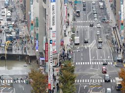 El enorme agujero que apareció en una ciudad japonesa y fue reparado en apenas 48 horas.