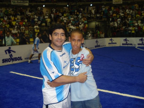 La cómica imagen con la que Neymar saludó a Diego Maradona