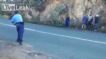 Oficiales le tiraron manzanas en la espalda a supuestos delincuentes Oficiales le tiraron manzanas en la espalda a supuestos delincuentes