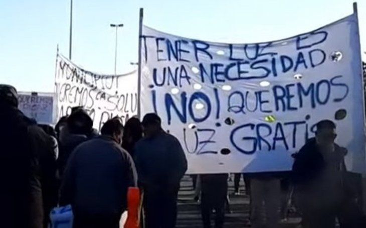 Vecinos sin luz cortaron la autopista Ricchieri