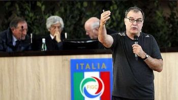 premiaron a bielsa en italia por su futbol innovador premiaron a bielsa en italia por su futbol innovador